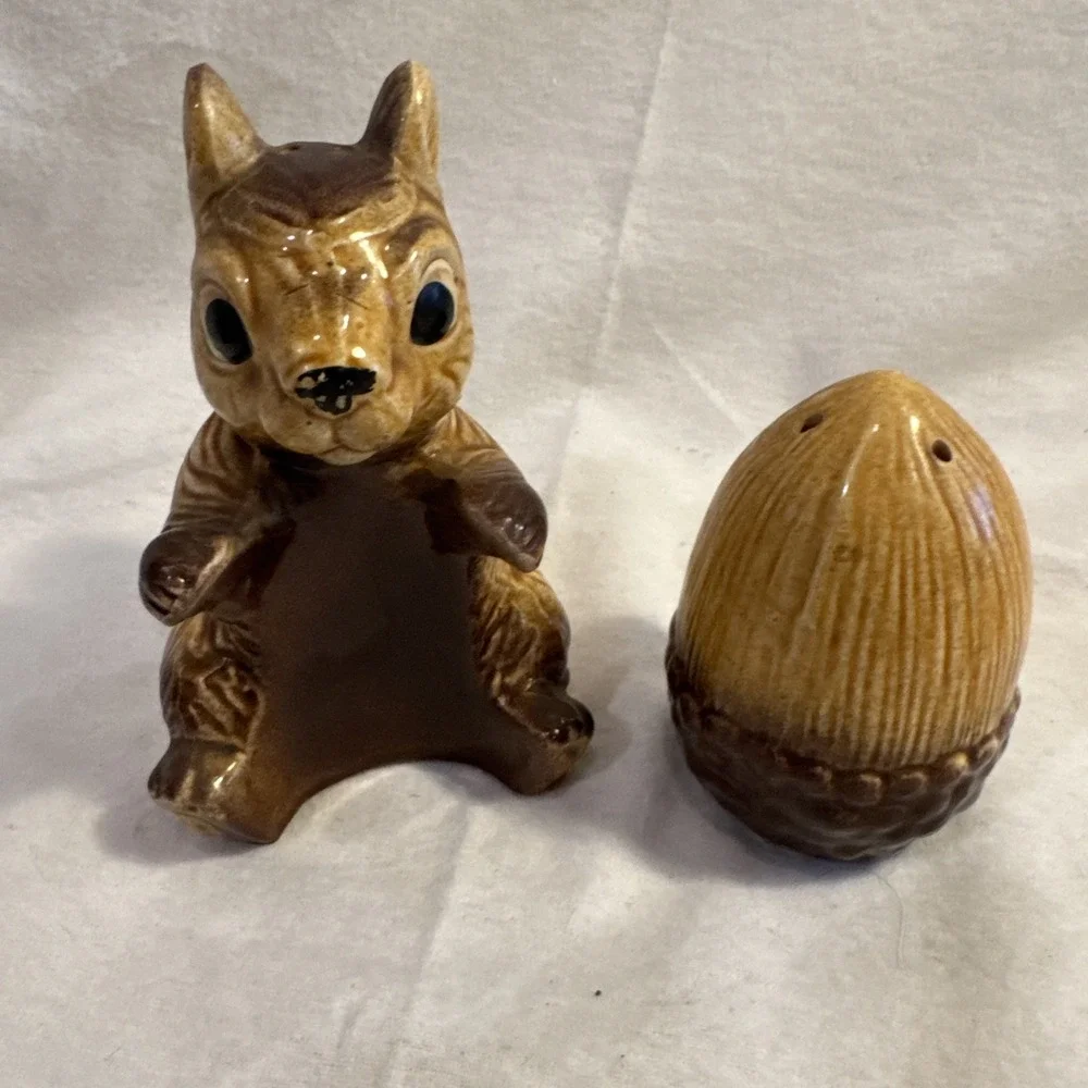 Vintage Ceramic Squirrel &‎ Acorn Salt & Pepper Shaker Set Cabin Mtn Core Japan